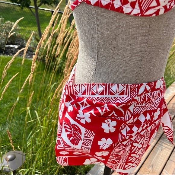 Hilo Hattie Red and White Bikini with matching Sarong - Picture 5 of 11